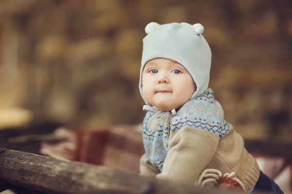 Açık havada sonbaharda oturan genç sevimli küçük çocuk. kabaklar etrafında döşeme — Stok fotoğraf