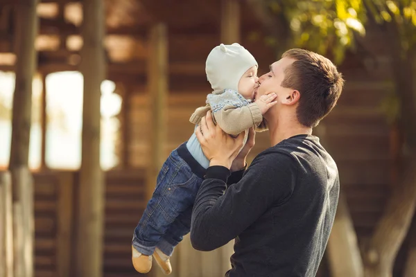 Padre e suo figlio si godono l'estate nel parco. All'aperto . — Foto Stock