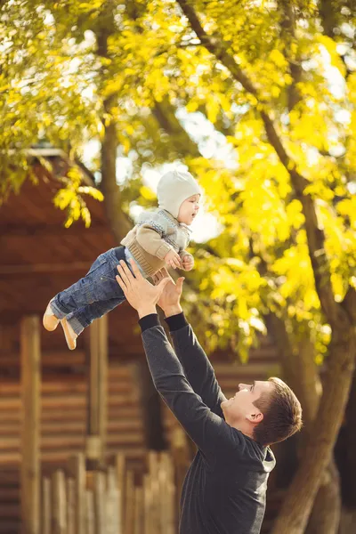 Père et son enfant profitent de l'été dans le parc. À l'extérieur . — Photo