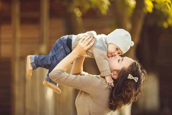 Matka a její dítě Užijte si léto v parku. venkovní. — Stock fotografie