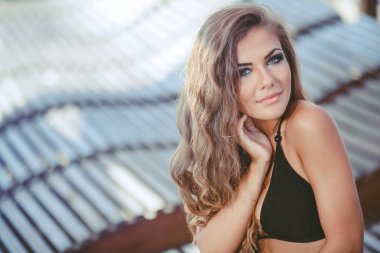 tropikal seyahat tatil bikini güneşlenme kadın portresi