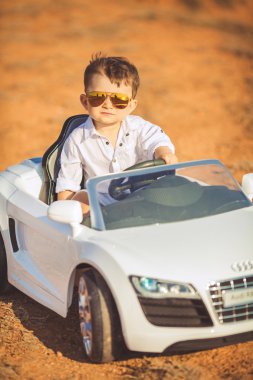 komik çocuk araba sürücü direksiyon ile