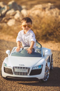 komik çocuk araba sürücü direksiyon ile