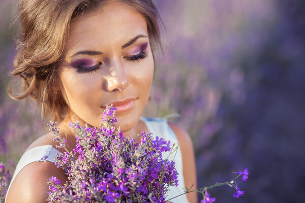 Bella donna e un campo di lavanda — Foto Stock