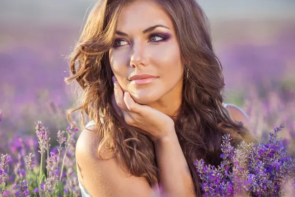 Mulher bonita e um campo de lavanda — Fotografia de Stock