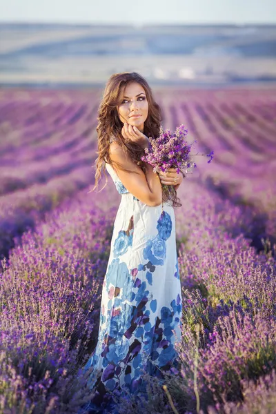 Vacker kvinna och en lavendel fält — Stockfoto
