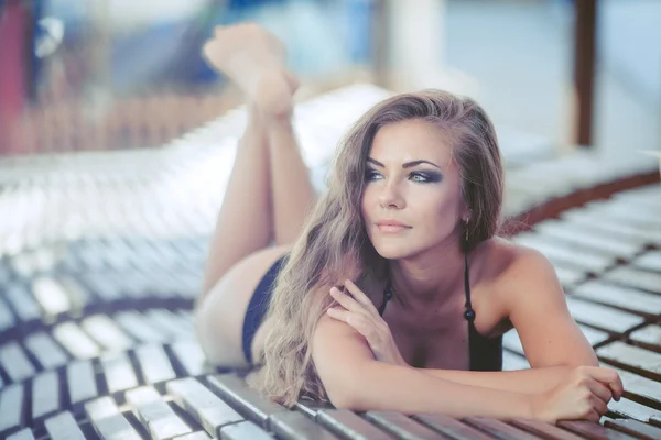 Retrato de mujer tomando el sol en bikini en un resort de viajes tropicales —  Fotos de Stock