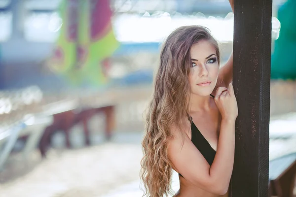 Portrait of woman sunbathing in bikini at tropical travel resort — Stock Photo, Image