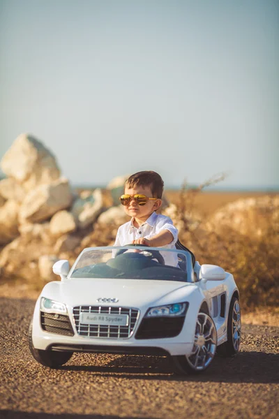 komik çocuk araba sürücü direksiyon ile