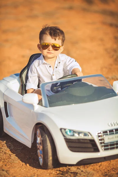 Motorista engraçado do carro do menino com o volante — Fotografia de Stock