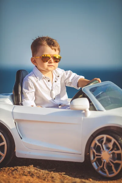 Funny boy automobilový závodník s volantem — Stock fotografie