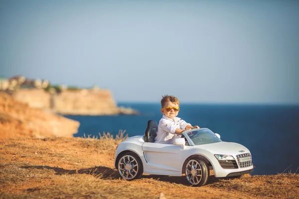 Divertente ragazzo automobilista con il volante Foto Stock Royalty Free