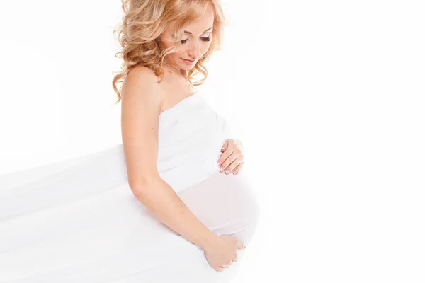 Портрет красивой улыбающейся беременной женщины в белой шале шифона на белом фоне — стоковое фото