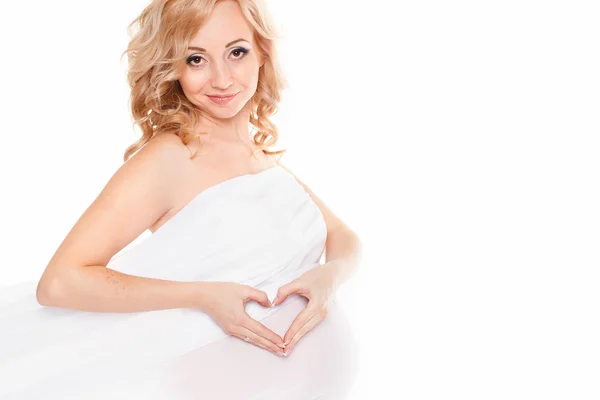 Портрет красивой улыбающейся беременной женщины в белой шале шифона на белом фоне — стоковое фото
