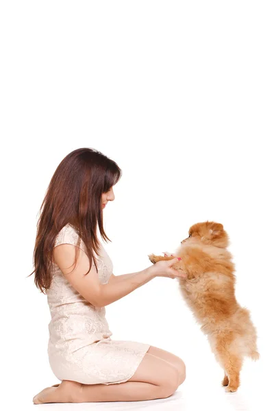 Glückliche Frau und ihr schöner kleiner roter Hund spitz über weißem Hintergrund schließen Porträt — Stockfoto