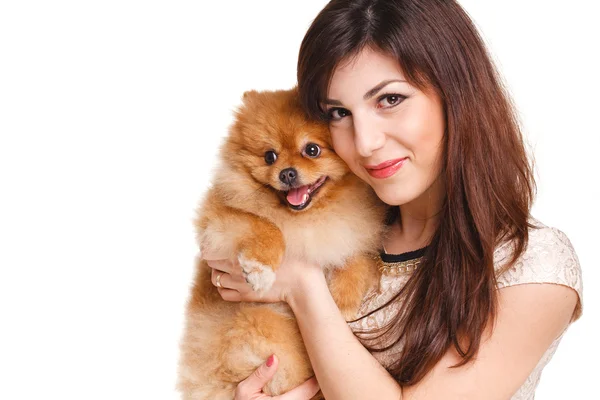 Счастливая женщина и ее красивая маленькая красная собака на белом фоне близкий портрет — стоковое фото