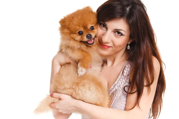 Mulher feliz e seu lindo pouco spitz cão vermelho sobre fundo branco perto retrato — Fotografia de Stock