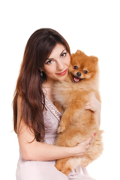 Mulher feliz e seu lindo pouco spitz cão vermelho sobre fundo branco perto retrato — Fotografia de Stock