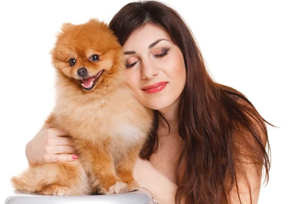 Mujer feliz y su hermoso perro rojo spitz sobre fondo blanco retrato de cerca —  Fotos de Stock