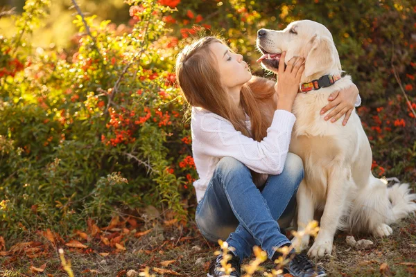 Onu köpek av köpeği sonbahar sahne ile yere oturan genç kız portresi — Stok fotoğraf