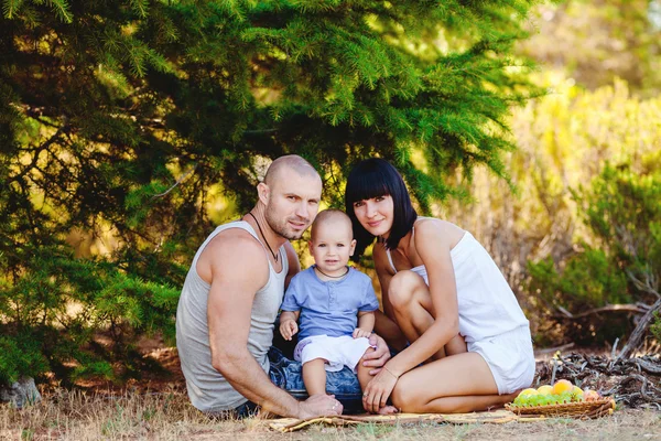 Familia feliz divirtiéndose al aire libre — Foto de Stock