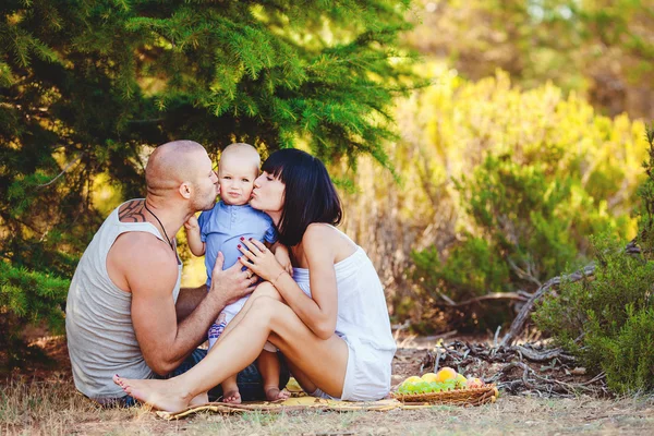 Familia feliz divirtiéndose al aire libre — Foto de Stock