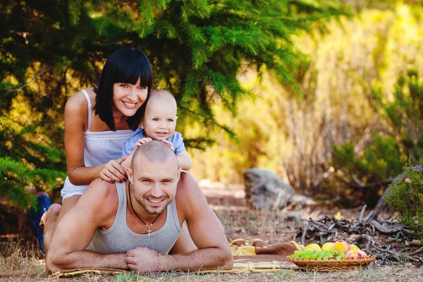 Gelukkig familie hebben plezier buiten — Stockfoto