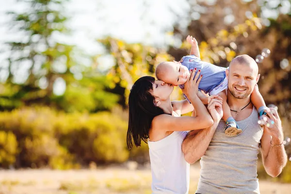 Familia feliz divirtiéndose al aire libre —  Fotos de Stock