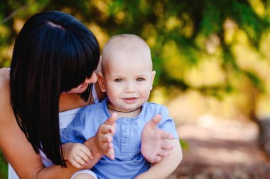 bir yaz gününde dışında çocuk ile genç anne