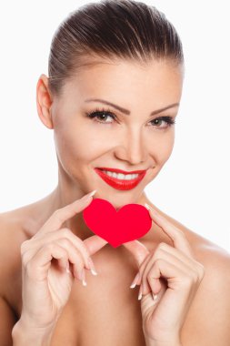 glamour parlak makyaj ve kırmızı kalp el ile güzel güzel gülümseyen kadın portresi