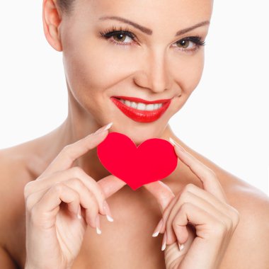 glamour parlak makyaj ve kırmızı kalp el ile güzel güzel gülümseyen kadın portresi
