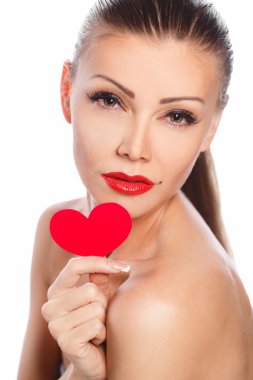 glamour parlak makyaj ve kırmızı kalp el ile güzel güzel gülümseyen kadın portresi