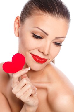 glamour parlak makyaj ve kırmızı kalp el ile güzel güzel gülümseyen kadın portresi