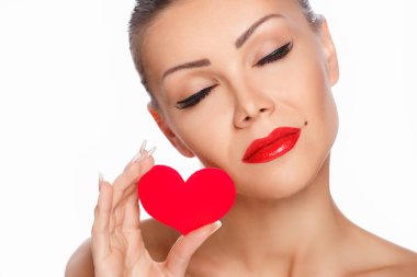 glamour parlak makyaj ve kırmızı kalp el ile güzel güzel gülümseyen kadın portresi