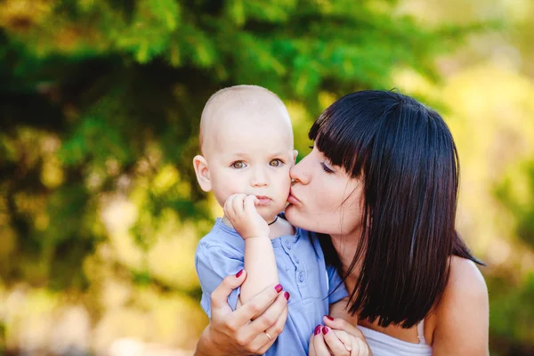 Ung mamma med barn utanför en sommardag — Stockfoto