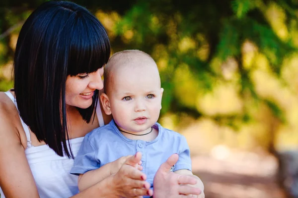 Jonge moeder met kind buiten op een zomerdag — Stockfoto