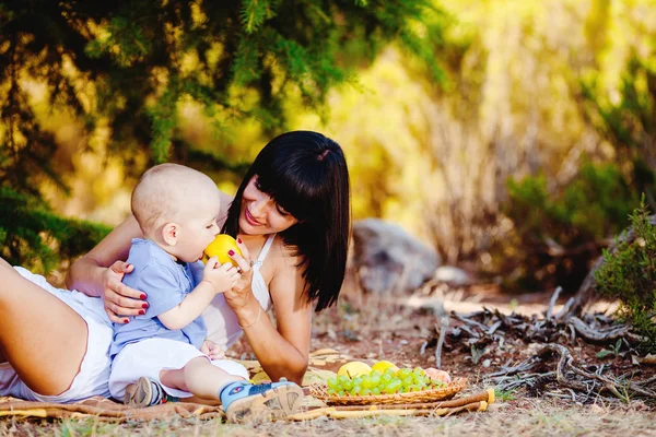 Junge Mutter mit Kind an einem Sommertag draußen — Stockfoto