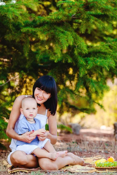 Madre joven con niño afuera en un día de verano — Foto de Stock