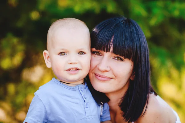 Ung mamma med barn utanför en sommardag — Stockfoto