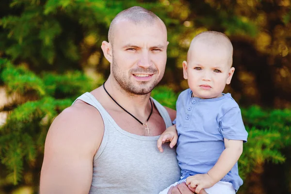 Portret van vader zoon knuffelen tijdens de zomervakantie — Stockfoto