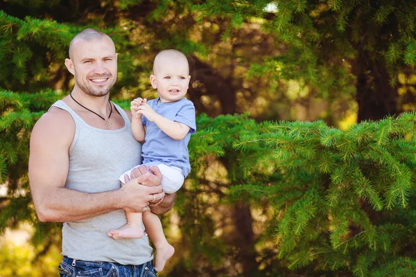 Portret van vader zoon knuffelen tijdens de zomervakantie — Stockfoto