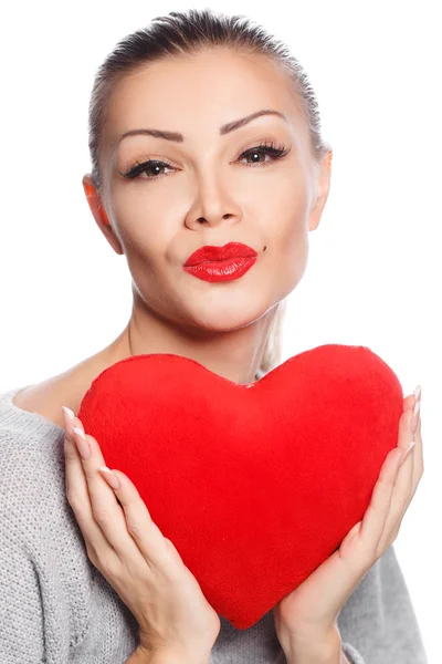 Retrato de hermosa hermosa mujer sonriente con glamour maquillaje brillante y corazón rojo en la mano —  Fotos de Stock