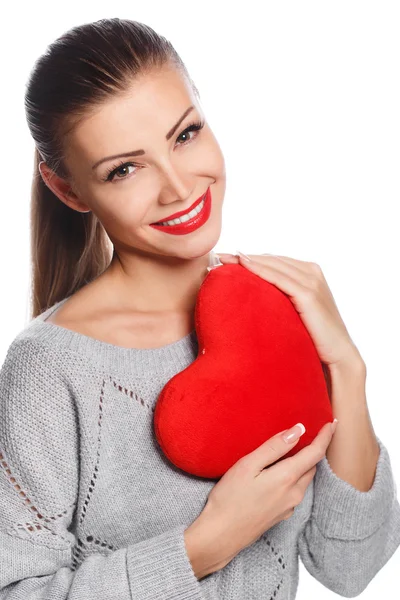 Portret van mooie prachtige lachende vrouw met glamour lichte make-up en rood hart in hand — Stockfoto