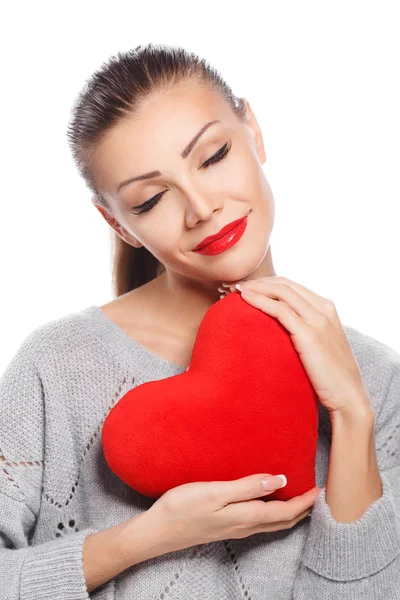 Porträt einer wunderschönen lächelnden Frau mit glamourösem hellen Make-up und rotem Herz in der Hand — Stockfoto