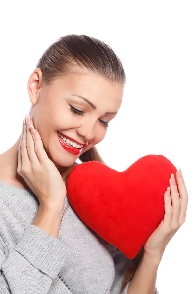 Porträt einer wunderschönen lächelnden Frau mit glamourösem hellen Make-up und rotem Herz in der Hand — Stockfoto