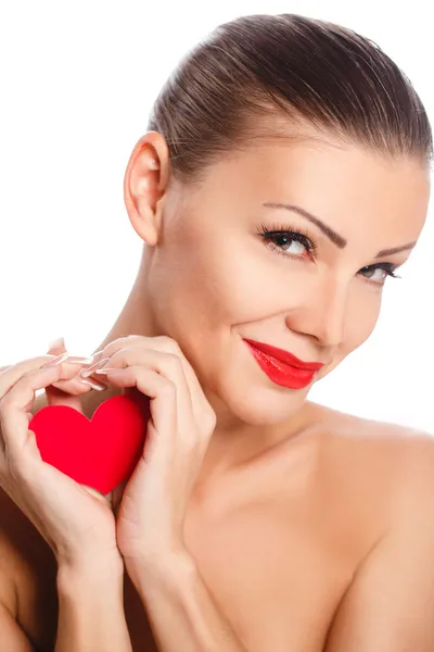 Retrato de hermosa hermosa mujer sonriente con glamour maquillaje brillante y corazón rojo en la mano — Foto de Stock