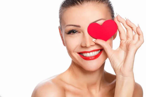 美しい豪華な笑顔と女性との明るいグラマーメイク手に赤い心臓の肖像画 — ストック写真