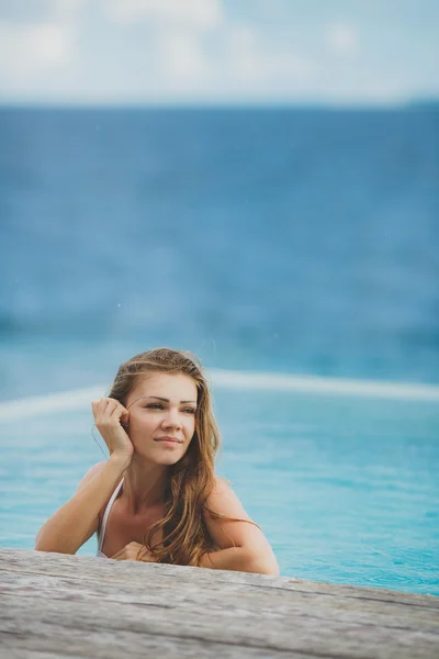 Ung kvinna njuter av solig dag på tropisk strand — Stockfoto