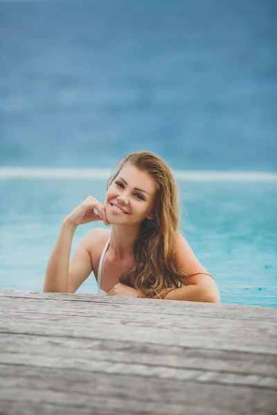 Jovem do sexo feminino desfrutando de dia ensolarado na praia tropical — Fotografia de Stock