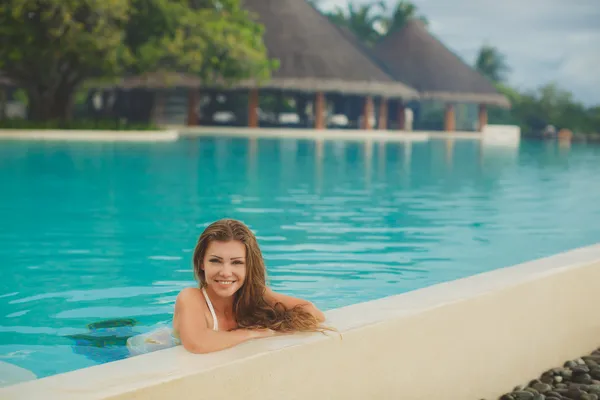 Genç bayan tropikal sahilde güneşli bir günün tadını çıkarıyor. — Stok fotoğraf